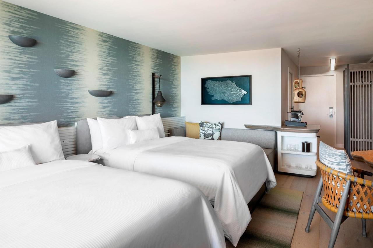 Hokupa'a - Oceanfront Large Queen Room with Two Queen Beds