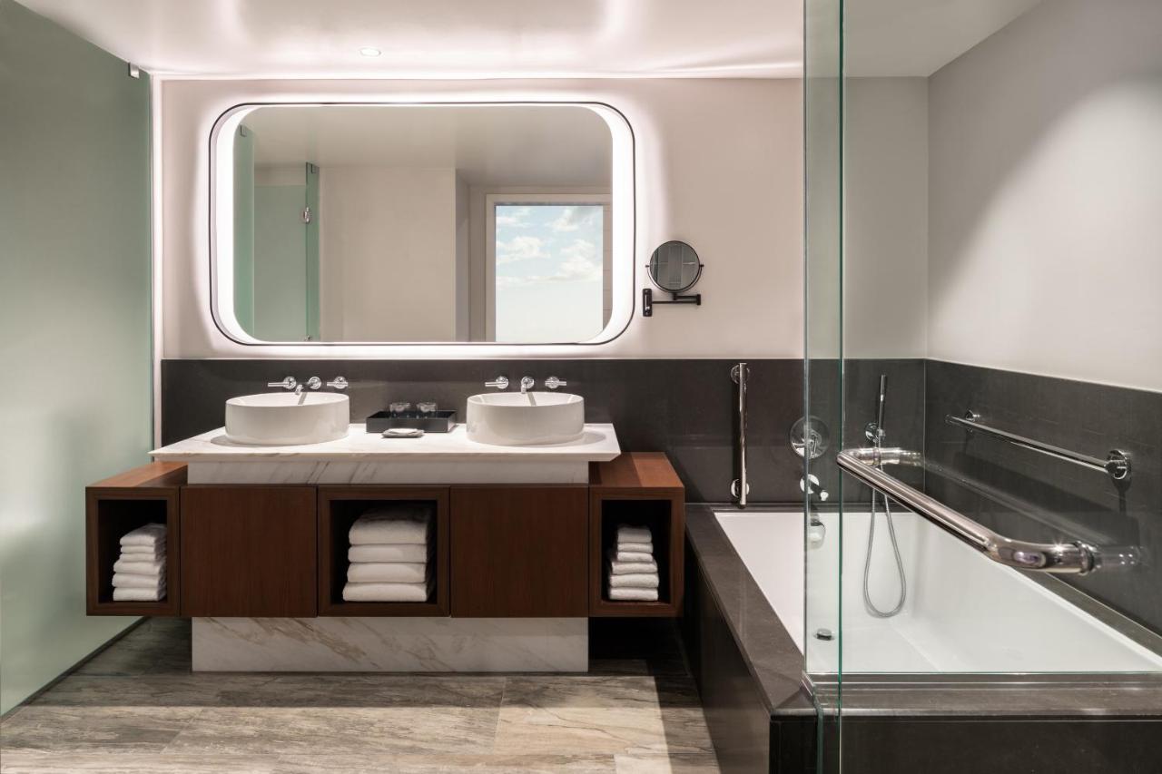 Hokupa'a - One-Bedroom Luxury King Suite with Ocean View
